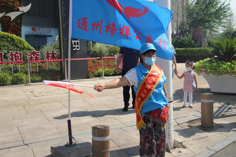 <strong>美女脱光衣服扒开小屄给我肏</strong>